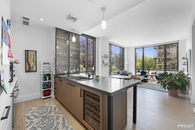 Building Photo - 438 E 12th St