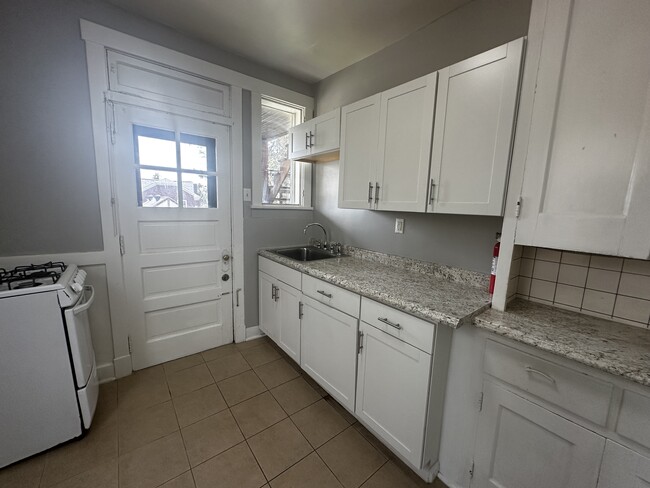 Building Photo - 163 Ormsby Ave