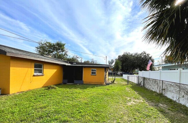 Foto del edificio - 3Beds and 1 Bath with large car port and a...