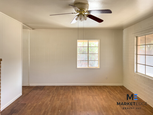 Building Photo - 2Bed/1Bath Home at Dobbins/7th! Ready for ...