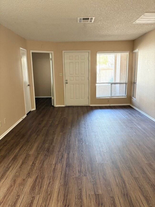 Foto del edificio - **CHARMING 2 BEDROOM/2 BATHROOM PATIO HOME...