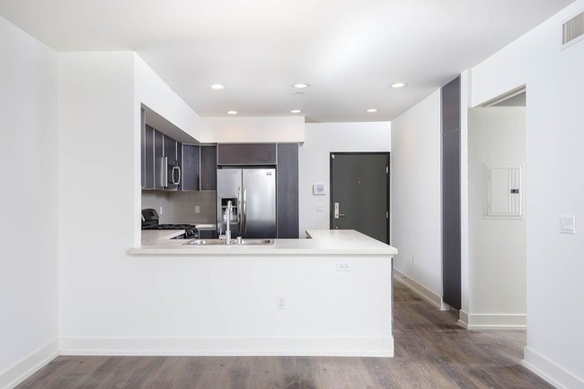 Building Photo - 807 N Hudson Ave