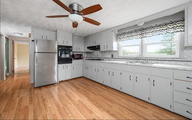 Foto del edificio - 270 Thibeault Ave