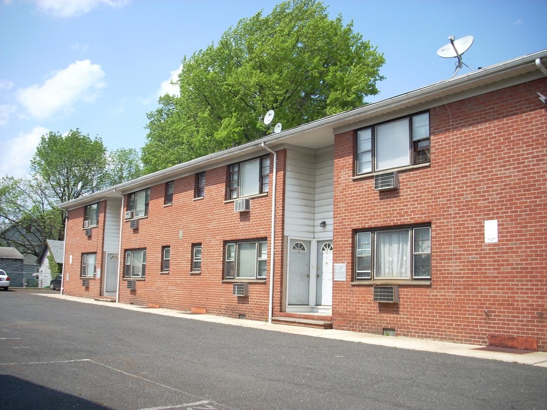 Building Photo - 200 W Elizabeth Ave