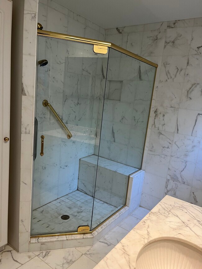 Planta principal, baño completo, suelo y paredes de mármol. - 8904 Grant St