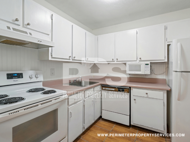 Building Photo - FULLY RENOVATED UNIT!!! WITH ONE MONTH REN...