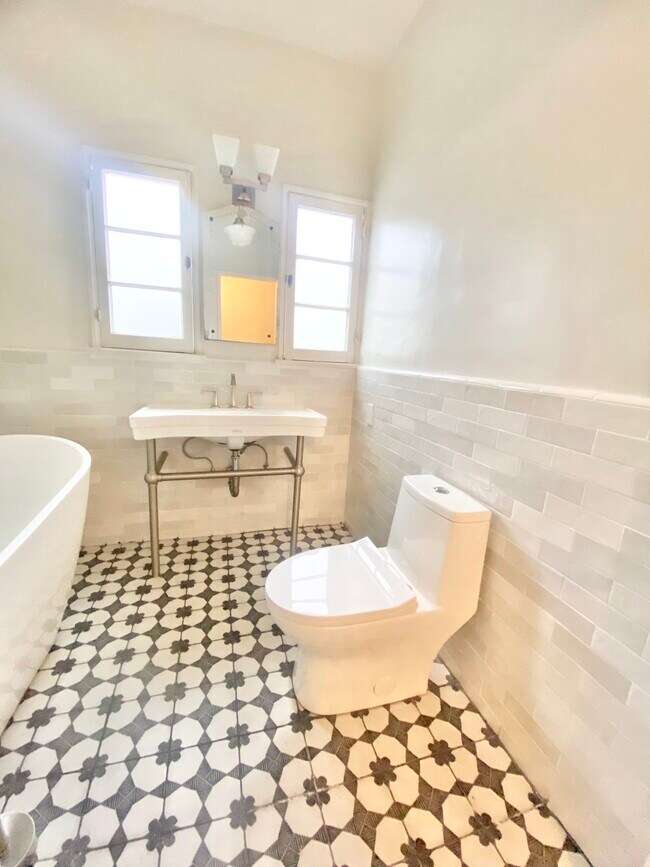 Bathroom - 1028 Masselin Ave