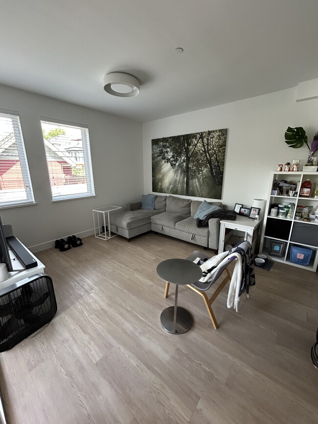 Photo du bâtiment - 242 4th St W