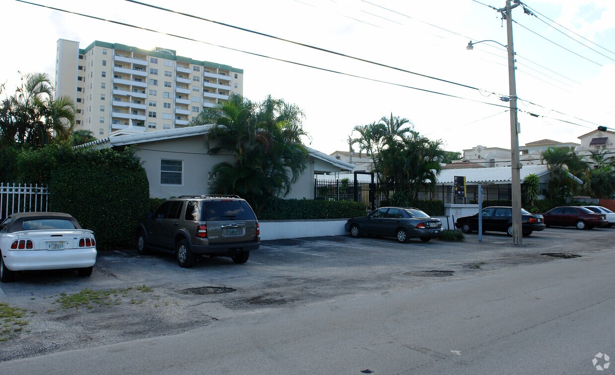 Building Photo - 910 N Victoria Park Rd