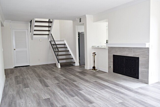 Foto del edificio - Stunning 4BR 2.5BA UTC Townhome - Updated ...