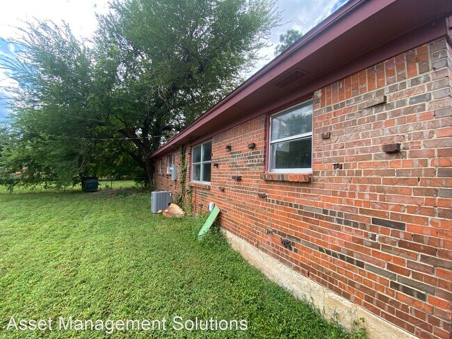 Building Photo - 5 br, 1.5 bath House - 1320 McGregor Drive