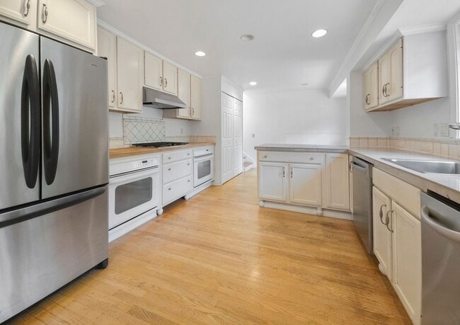 Building Photo - Beautiful ramber house with 3 bedroom near...