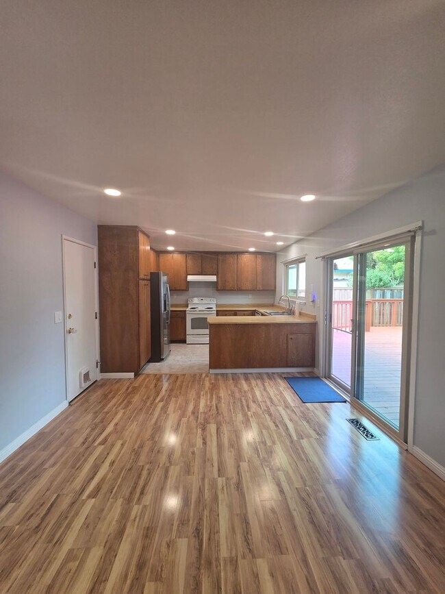 Building Photo - 3 Bedroom 2 Bathroom _ Move-in Specials Av...