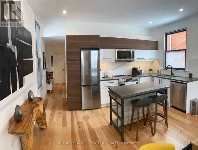 Photo du bâtiment - 109 Charlton Ave W