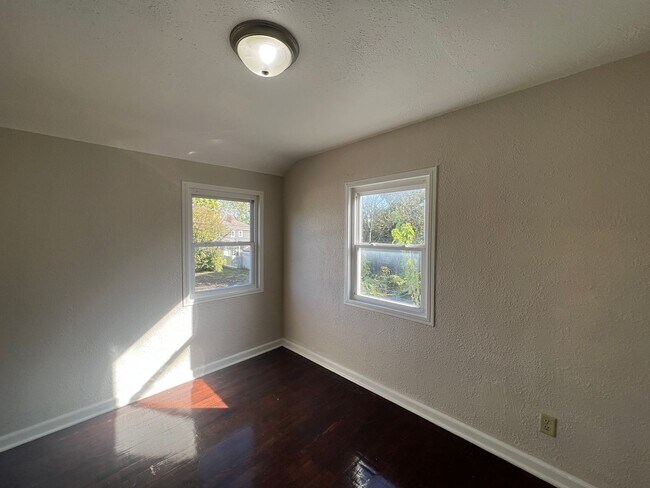 Building Photo - No Longer Manage 1114-1116 E 22nd Ave