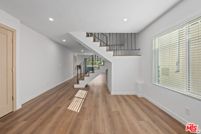 Foto del edificio - 2447 Beachwood Dr