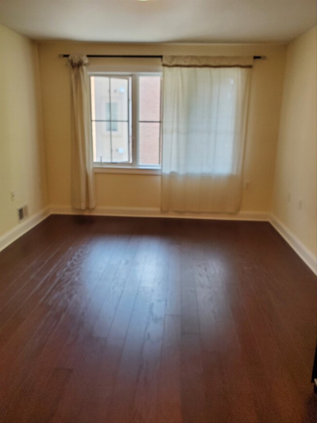 Foto del edificio - 200 Laird Avenue Apt #103, Cliffside Park,...