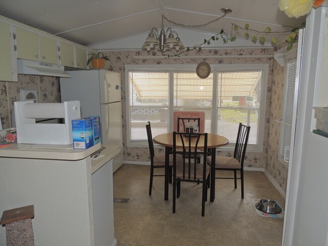 Bright Roomy Kitchen - 6425 Sun Country Dr