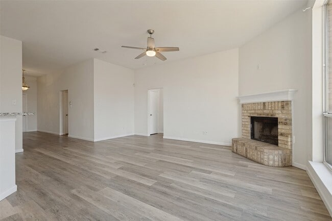 Building Photo - 2405 Collier Dr