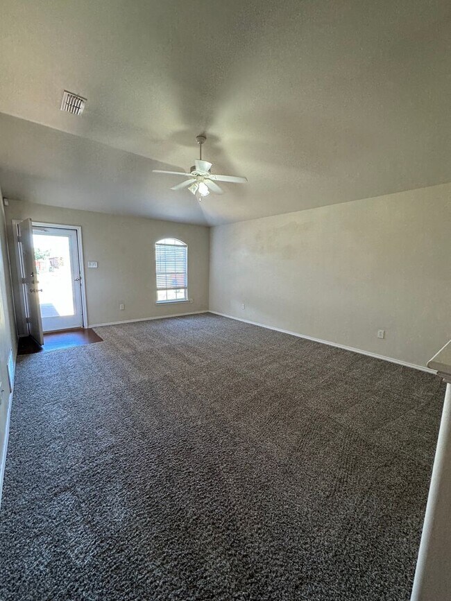 Foto del edificio - Great 3 bedroom 2 bathroom house in fantas...