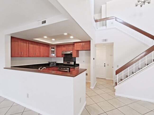 Foto del edificio - Lakeview Townhouse - 2 Bed / 1 ½ Bath