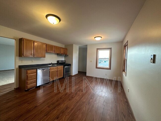Building Photo - 350 Rickenbacker Ct