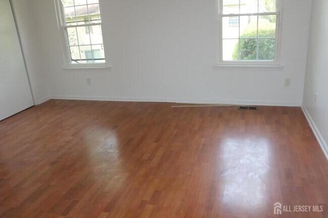 Foto del edificio - 405 Maplecrest Rd