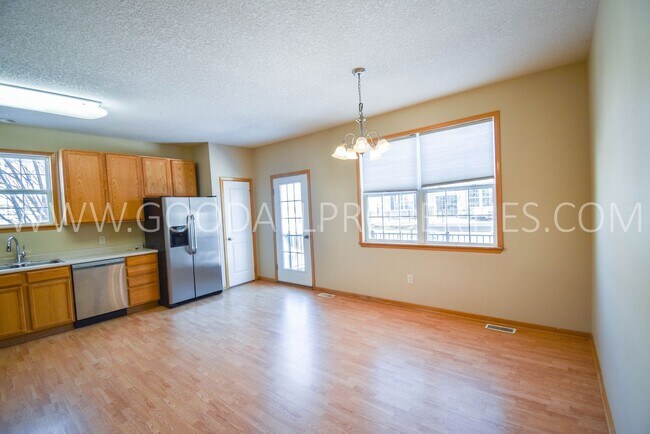 Foto del edificio - Spring Special !!! 4 Bedroom 3 1/2 bath 2 ...