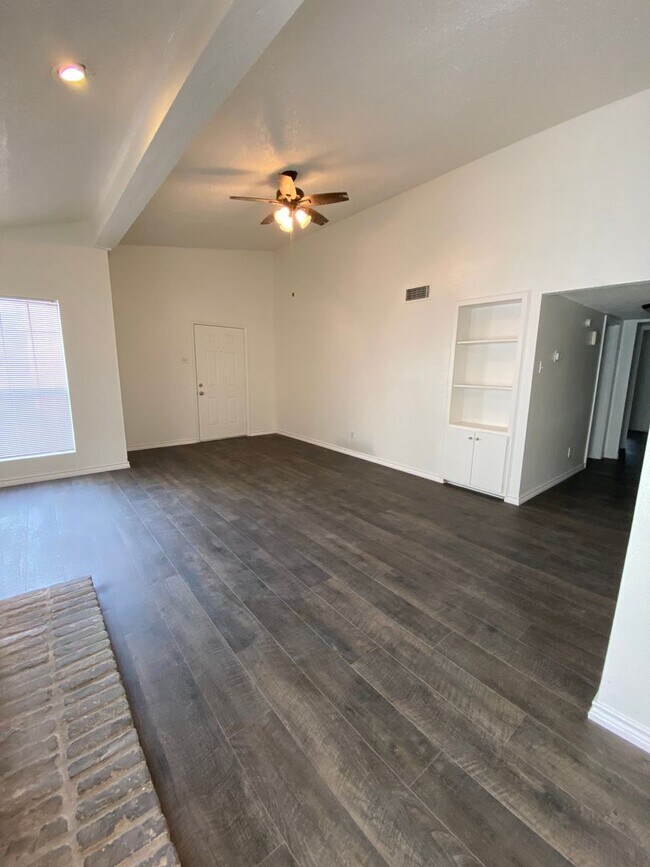 Foto del edificio - UT PRE-LEASE: 3 bed/2 bath Condo w/ Fireplace, Cathedral Ceilings in bedrooms