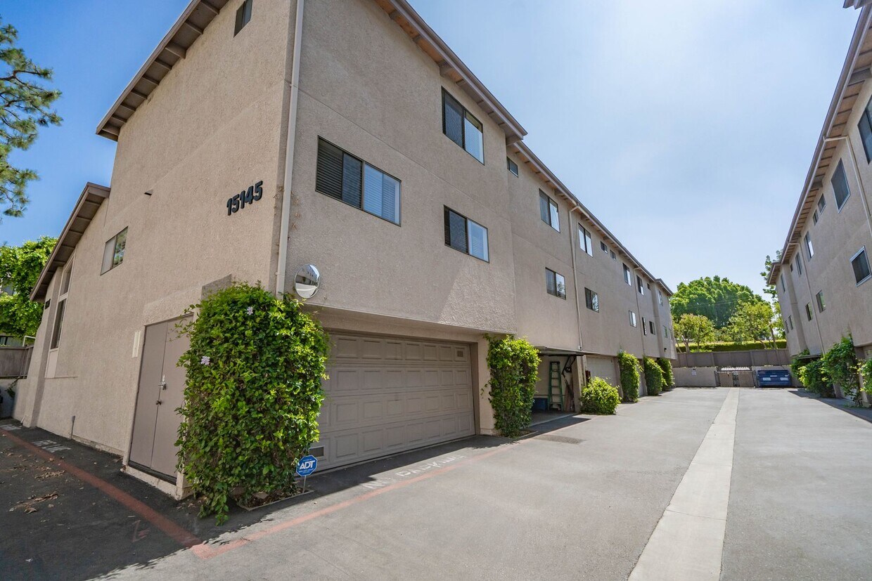 Primary Photo - Oak Pointe 2 Bedroom Townhome in Sherman O...