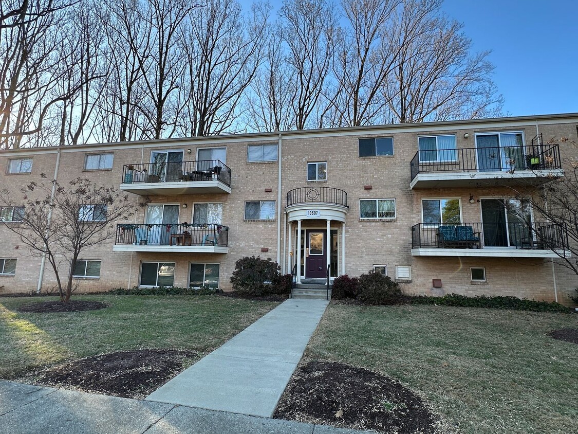 Foto principal - Stunning 2-Bed, 2-Bath Condo in Award-Winn...