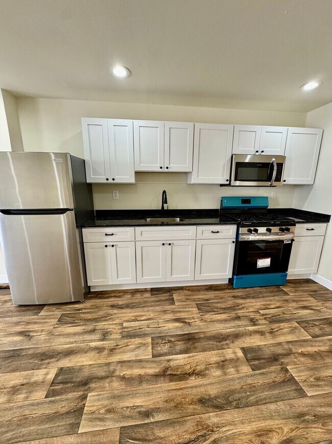 Foto del edificio - Spacious 3-Bedroom Home with In-Unit Laundry
