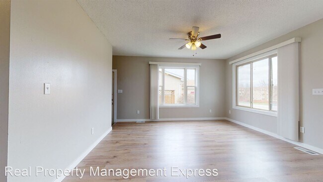 Building Photo - 2 br, 1 bath House - 3909 S Terry Ave