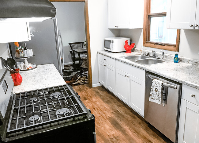 Kitchen photo 2 - 1031 Pleasant Ln