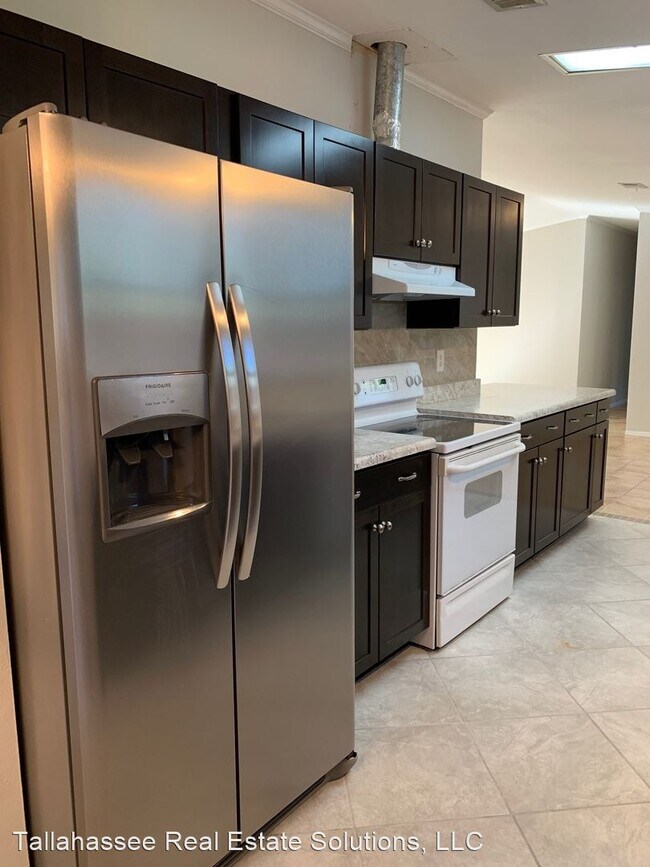 Foto del edificio - 5 br, 3 bath House - 205 Iris Circle
