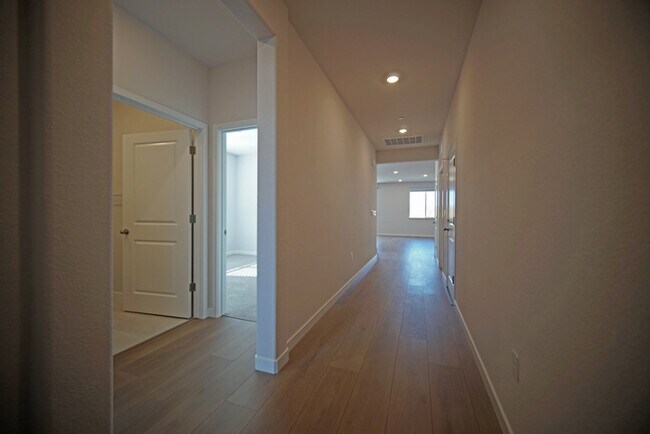 Foto del edificio - Brand-New 3-Bedroom Home in Placer One – Solar, EV Charging & More!