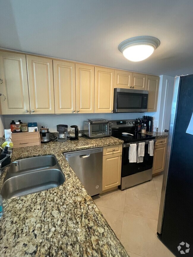 Building Photo - 999 Brickell Bay Dr