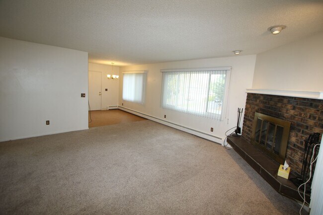 Foto del edificio - 2 bedroom Unit with 1 Car Detached Garage!