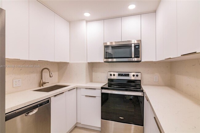 Building Photo - 100 Bayview Dr