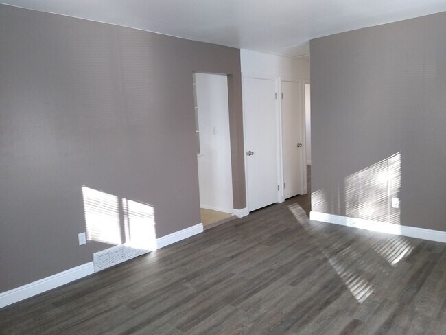 Building Photo - Large 3 Bedroom 1 Bath Duplex