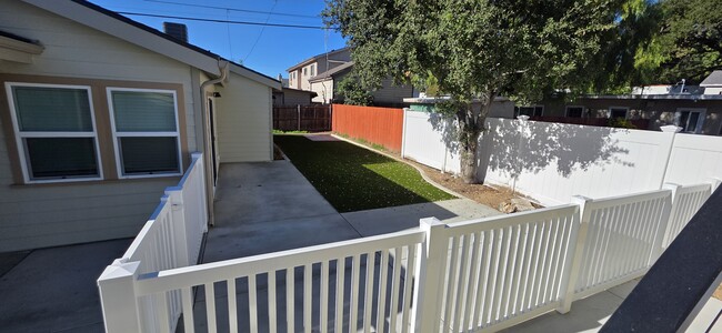 Foto del edificio - 1751 N Oxford Ave