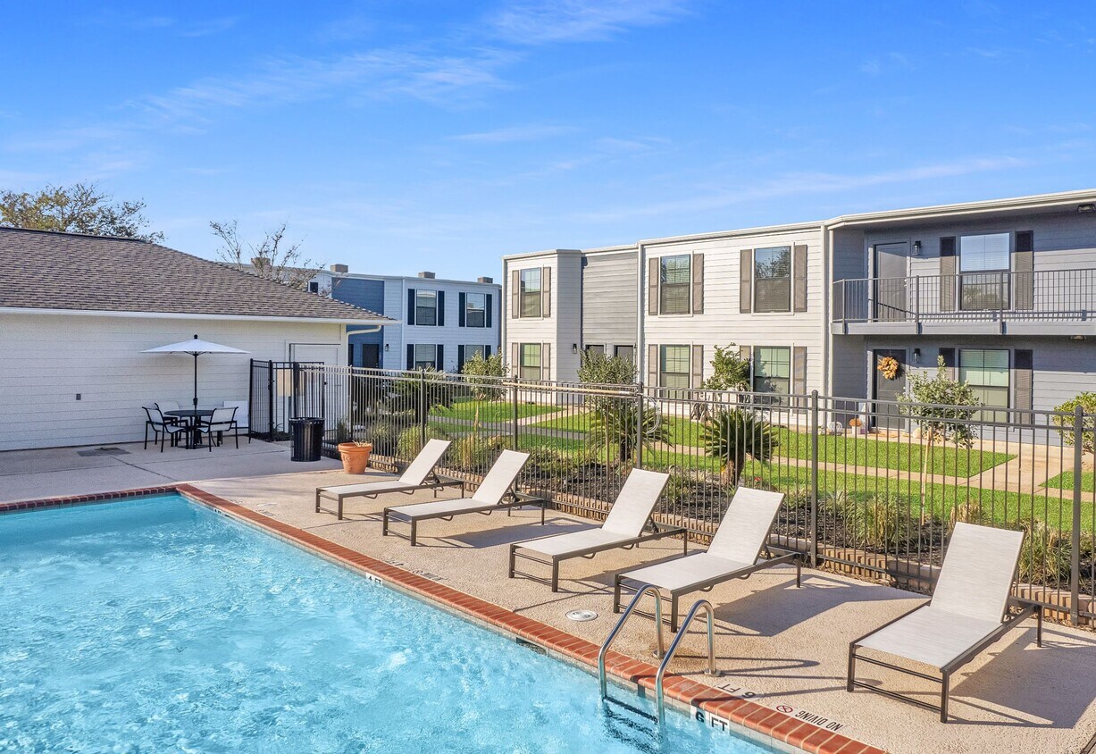 Village Green 2700 Ernest St Lake Charles, LA