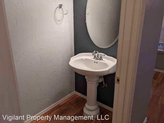 Building Photo - 3 br, 2.5 bath House - 2605 NE 125th Ct