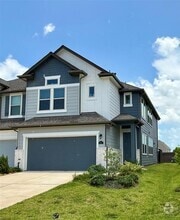 Building Photo - 5621 Hyde Park Dr