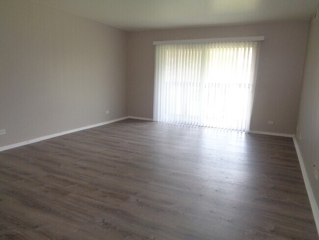 Building Photo - 16W585 Mockingbird Ln