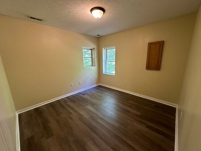 Foto del edificio - Spacious 2 bedroom 1 bath basement level apartment
