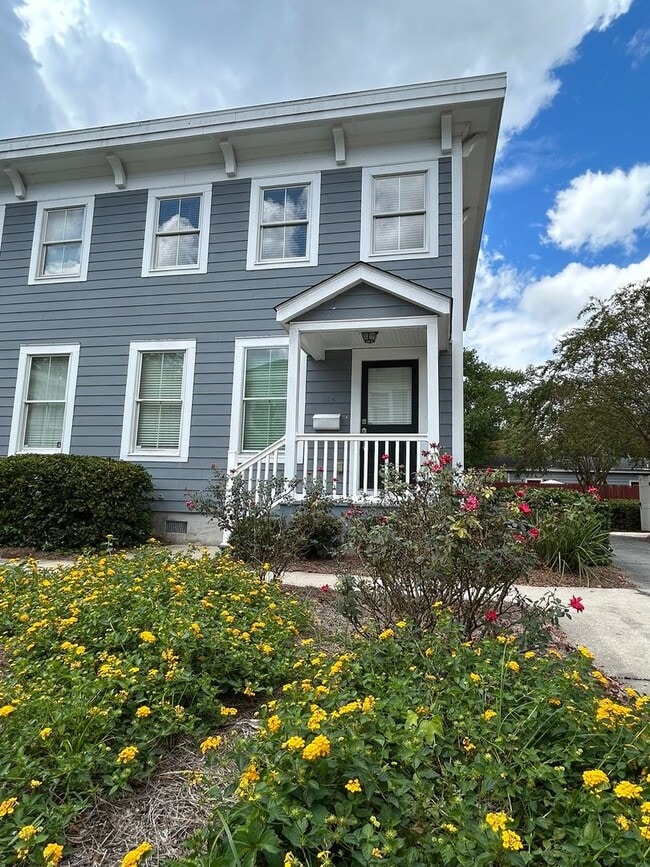 Building Photo - 112 W 31st Ln