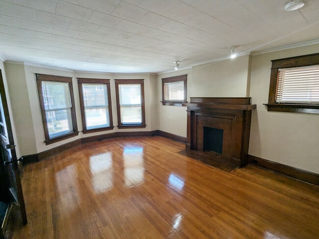Building Photo - 353 W 10th St
