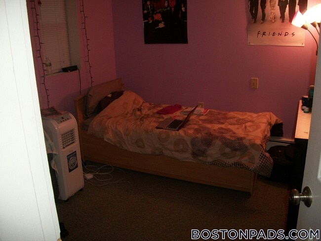 Building Photo - 833 Beacon St