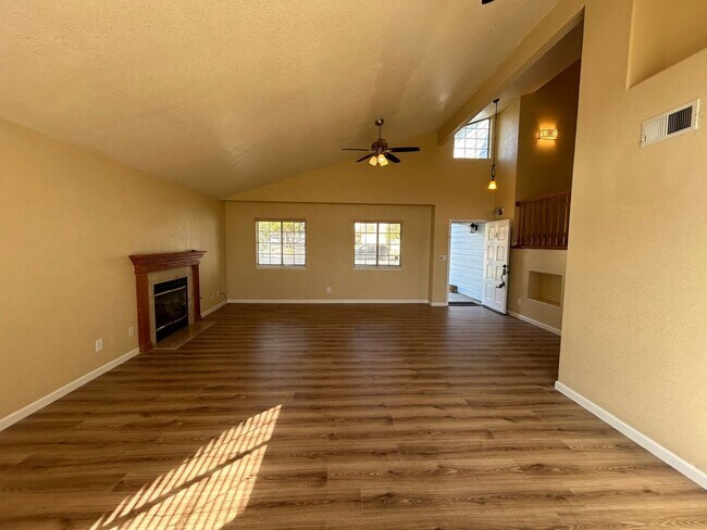 Foto del edificio - Centrally Located Expansive Home For Rent